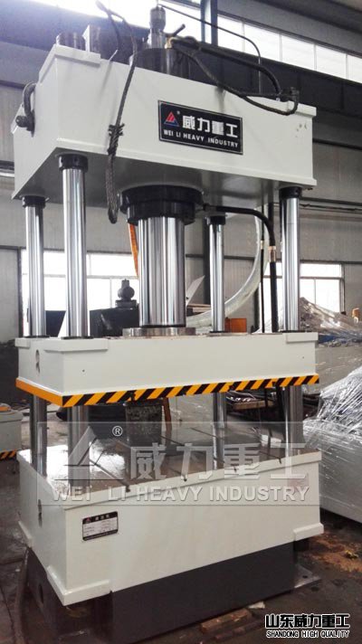 四柱液壓機車間