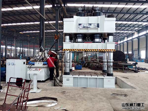 800噸液壓機車間