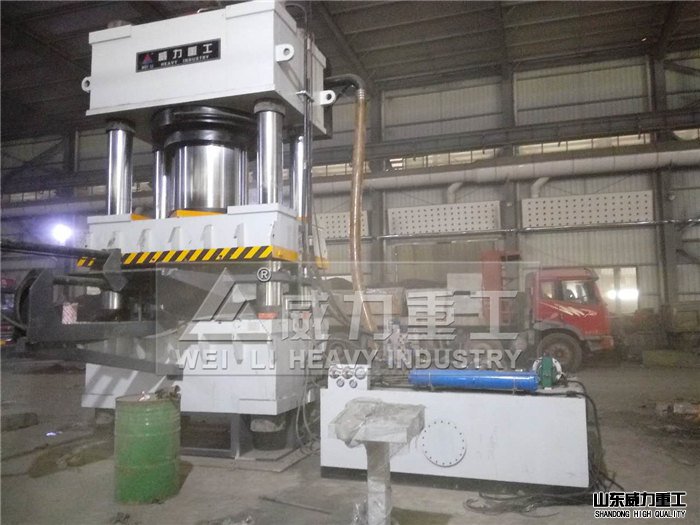 安徽2000噸四柱液壓機(jī)現(xiàn)場(chǎng)