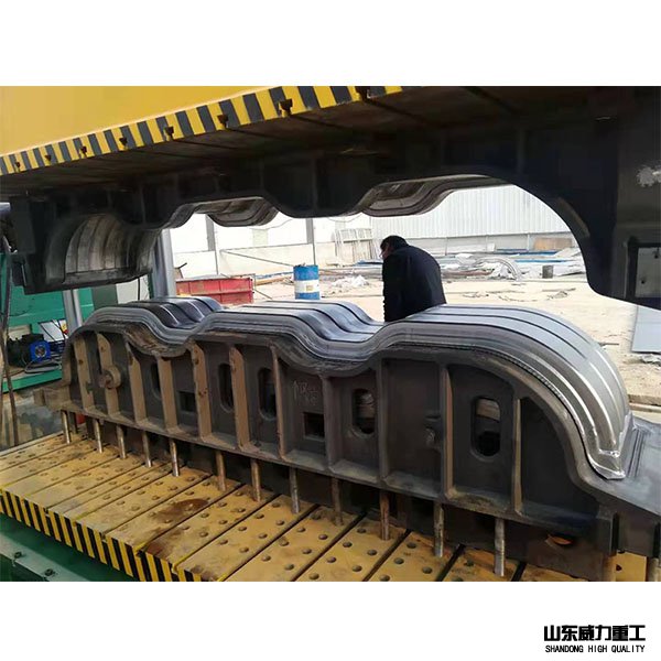 山東威力重工液壓機加工汽車擋泥板過程