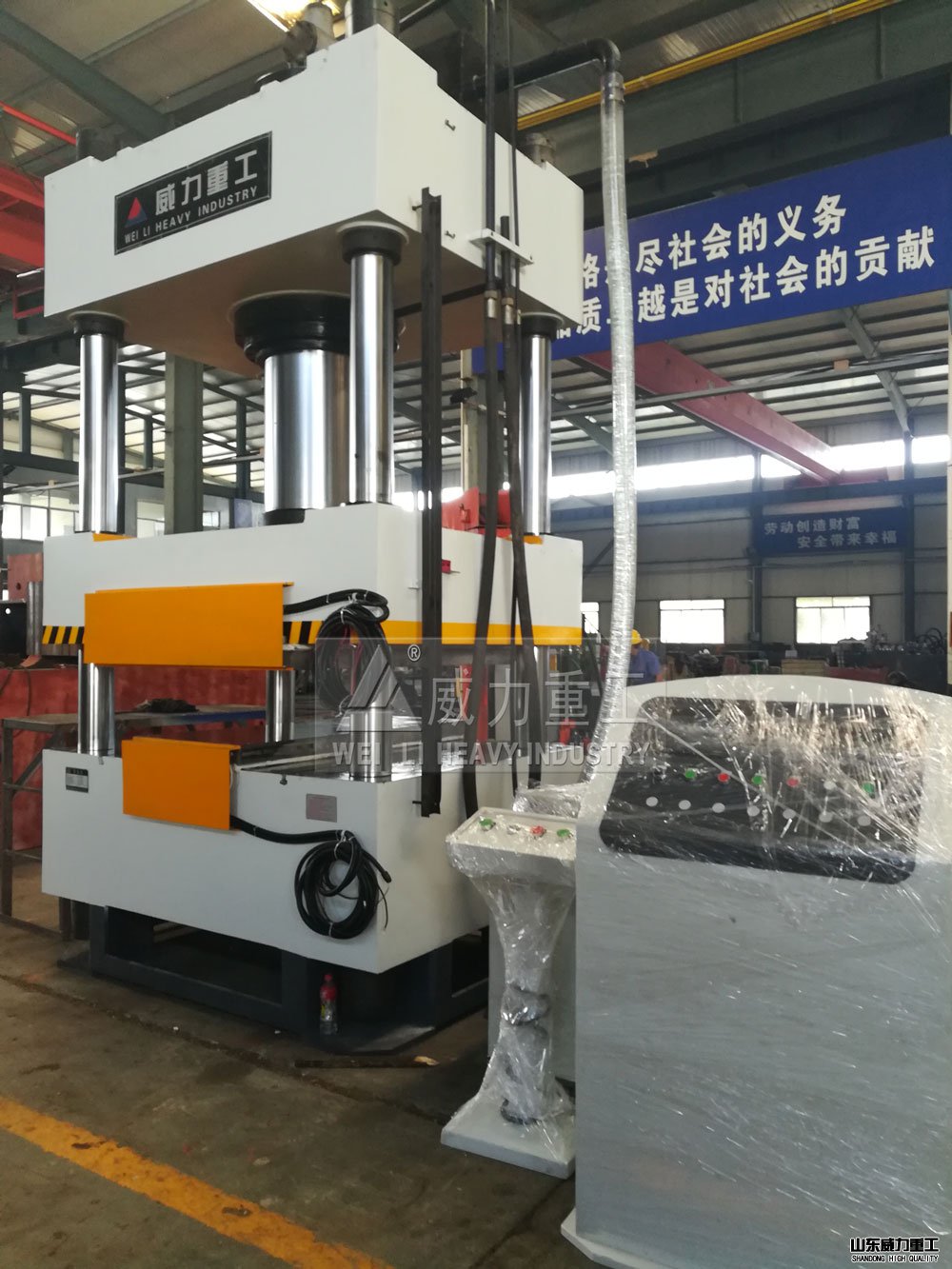 山東威力重工熱壓匣缽四柱液壓機(jī)