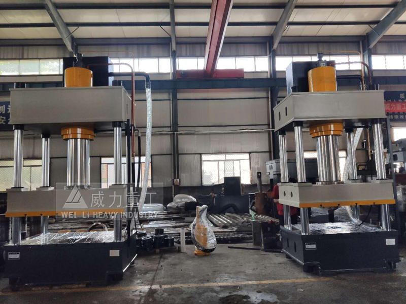 客戶定做多臺復(fù)合漏糞板液壓機(jī)