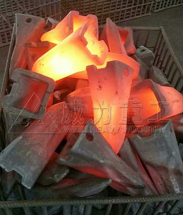 熱壓鍛造斗齒燒紅照片