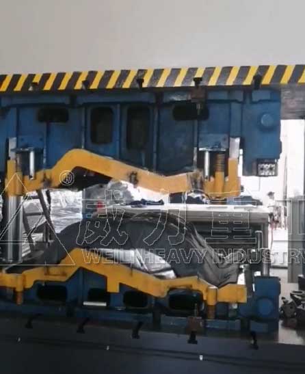 315噸汽車內(nèi)飾液壓機(jī)模具和產(chǎn)品