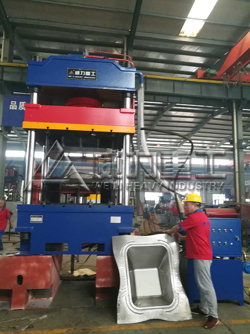 拉伸灰斗車液壓機試機現(xiàn)場