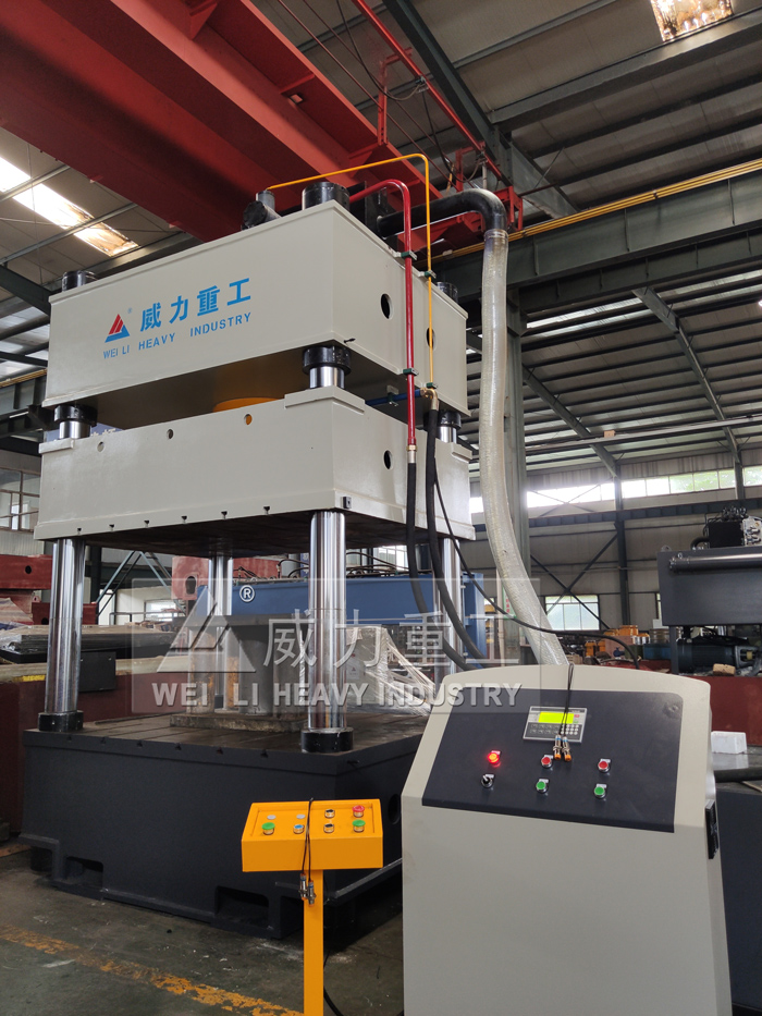 山東威力重工液壓機加工車間