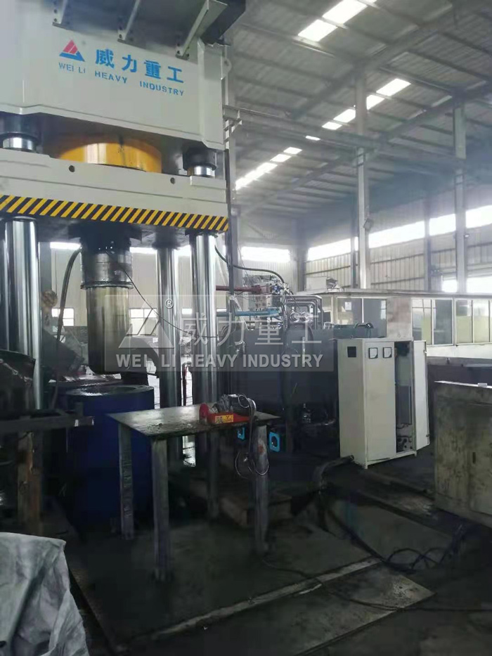 1000噸熱壓石墨坩堝液壓機