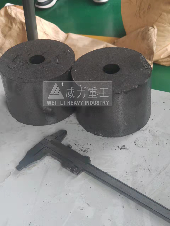 四柱液壓機壓制配重塊成品