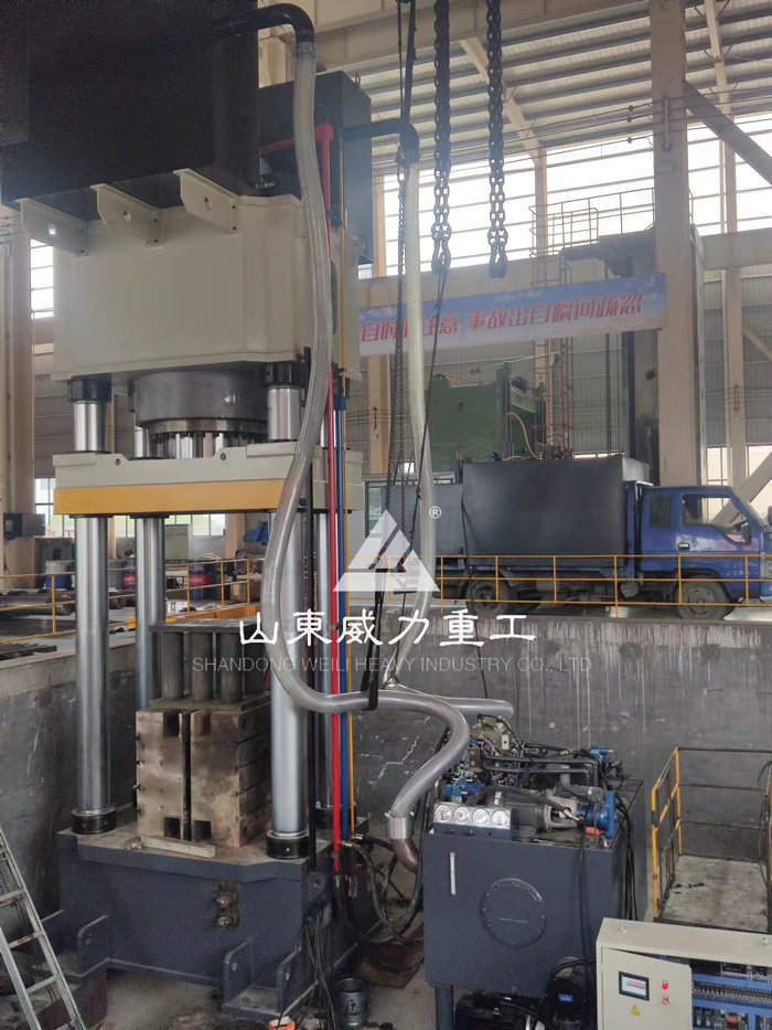 石墨坩堝液壓機安裝調試