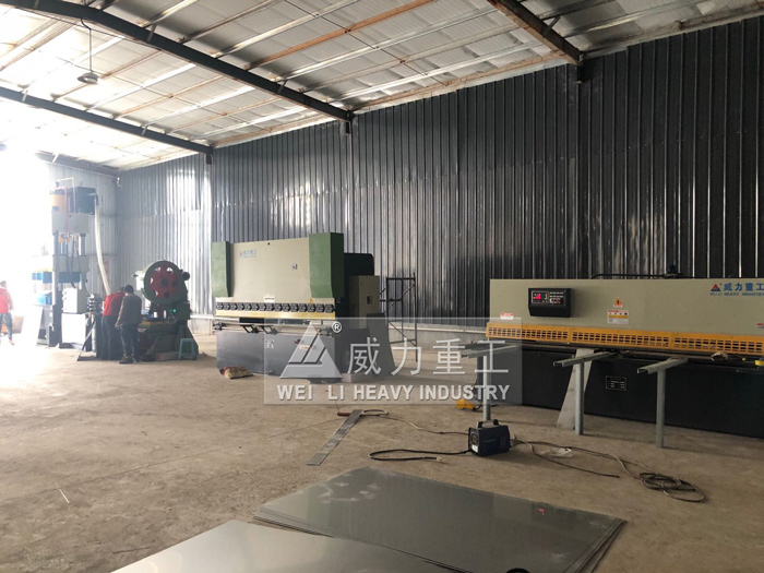 山東威力重工水箱液壓機客戶使用車間