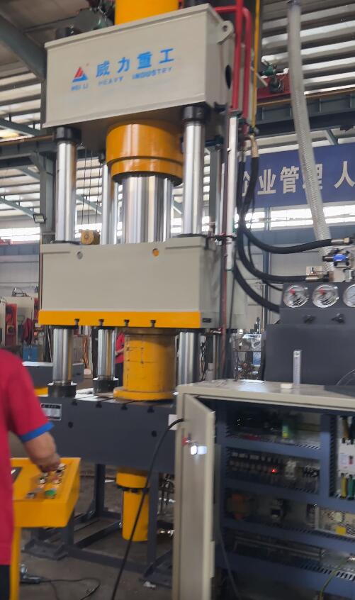 多功能四柱鍛造液壓機(jī)